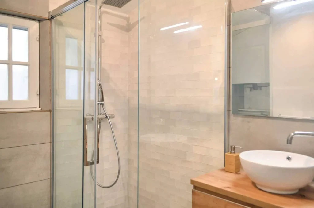 Salle de bain moderne avec douche à l’italienne
