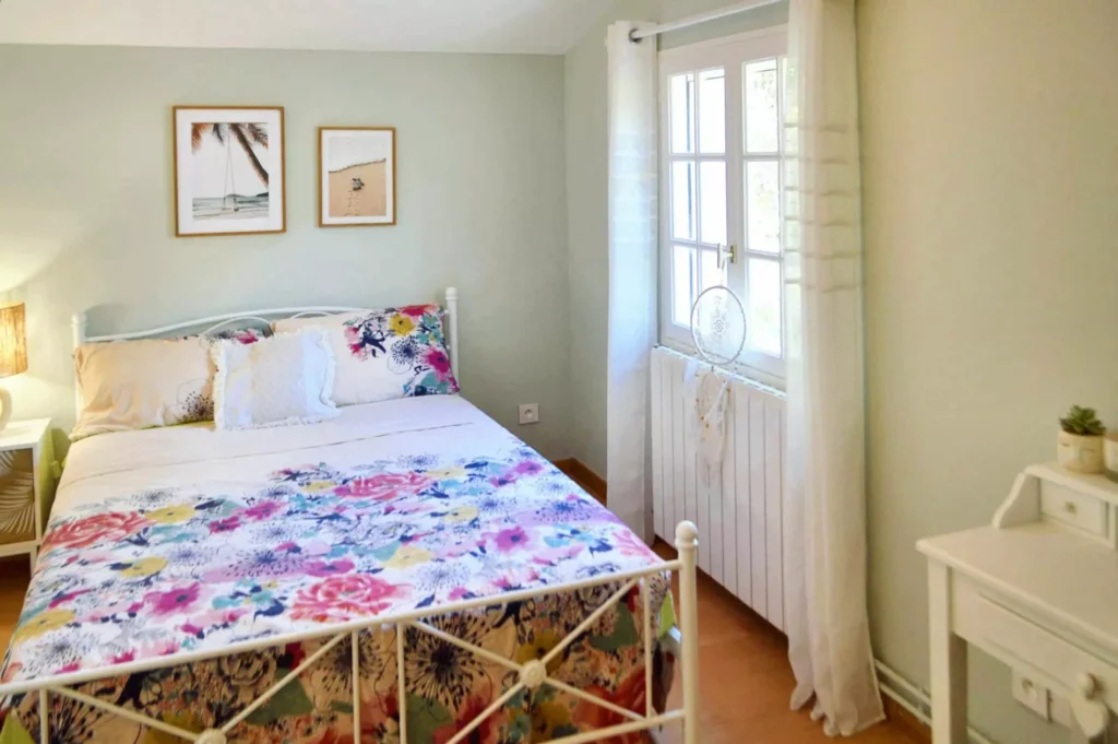 Chambre cosy avec lit double et lumière naturelle