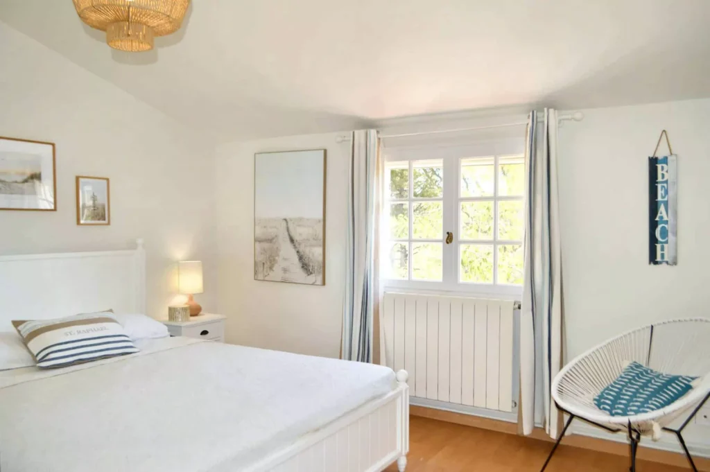 Chambre élégante de la Villa Brigantine à Saint-Tropez avec lit double et décoration raffinée