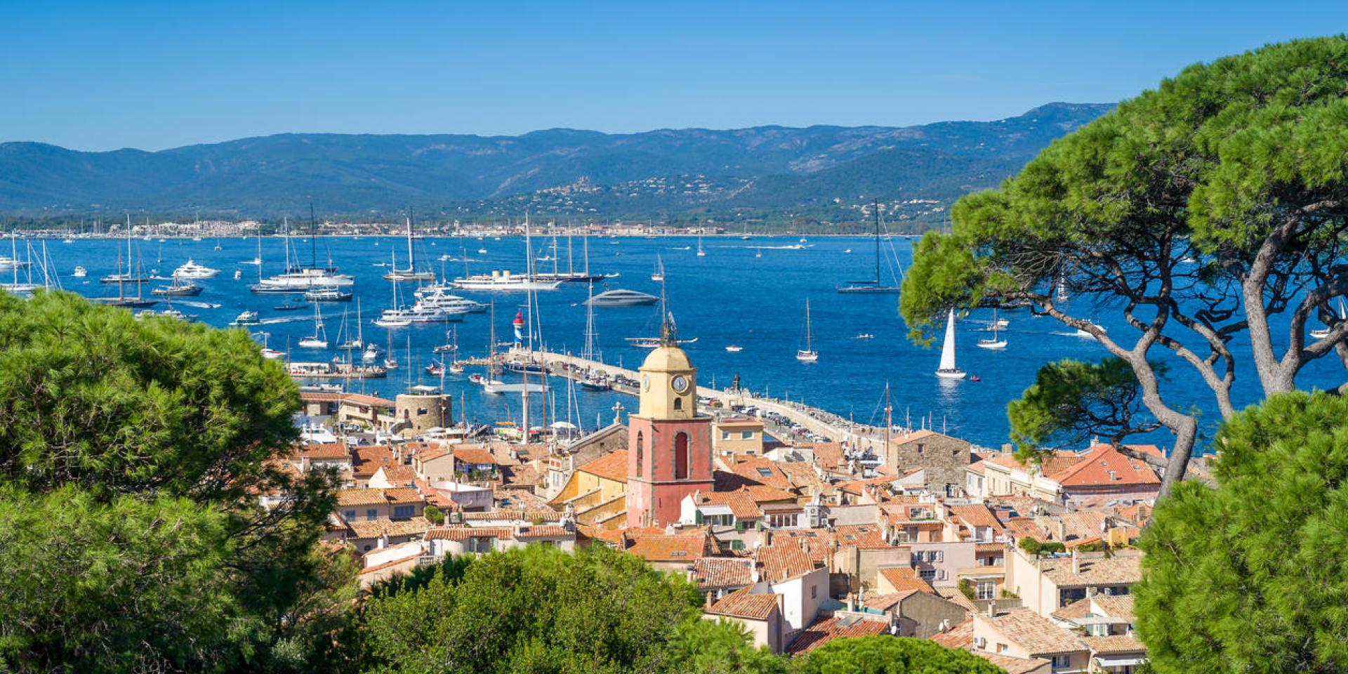 Vue panoramique en hauteur sur Saint-Tropez et la mer Méditerranée