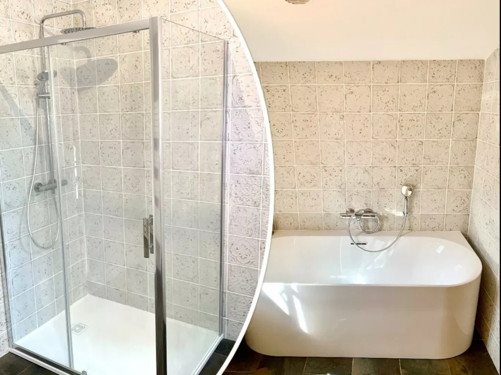 Salle de bain moderne de la Villa Brigantine à Saint-Tropez avec baignoire et finitions élégantes