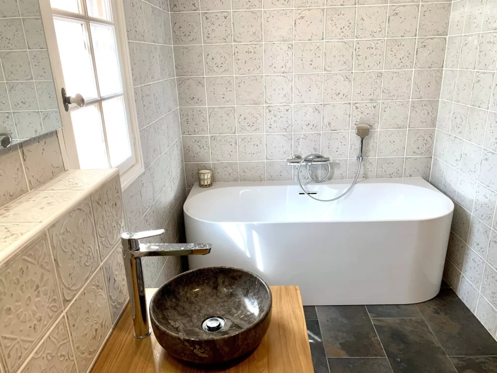 Salle de bain moderne de la Villa Brigantine à Saint-Tropez avec baignoire et finitions élégantes