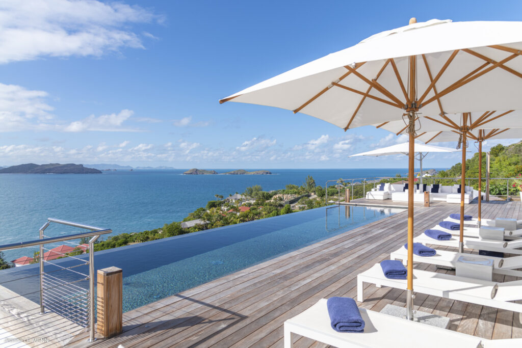terrasse avec parasol et transat